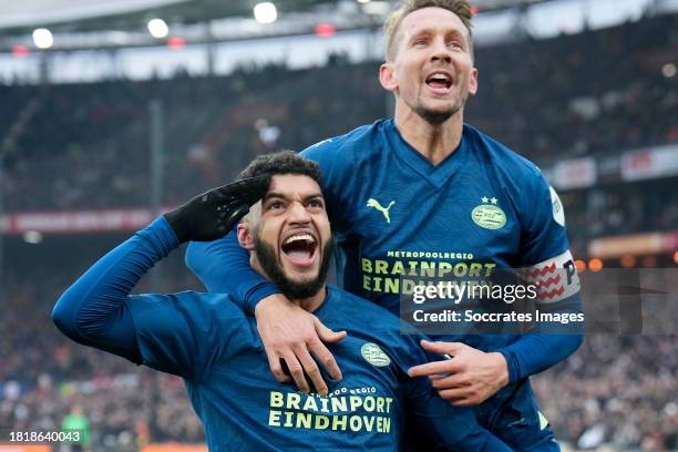 Ismael Saibari of PSV celebrates 0-1 with Luuk de Jong of PSV during the Dutch Eredivisie match between Feyenoord v PSV at the Stadium Feijenoord on...