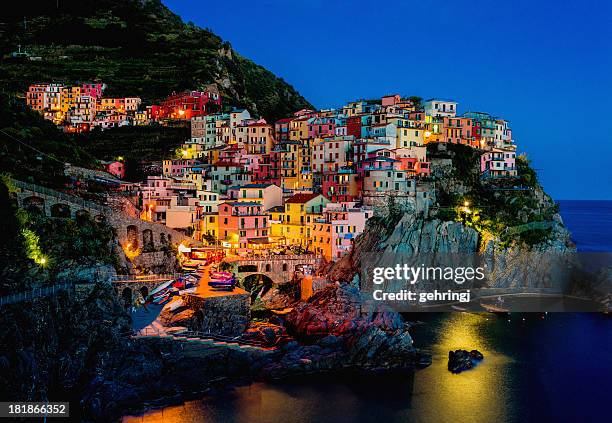 schöner blick auf manarola bei nacht - unesco stock-fotos und bilder