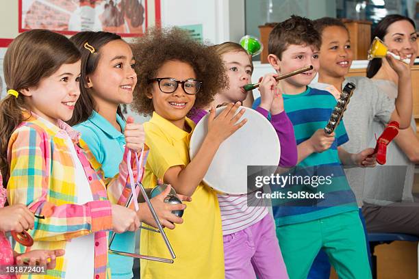 junge kinder in musik klasse - music class stock-fotos und bilder