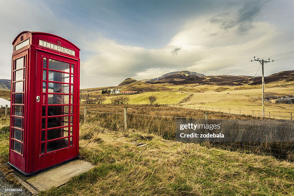 Cabine de telefone vermelho inglês em lado nenhum, Escócia