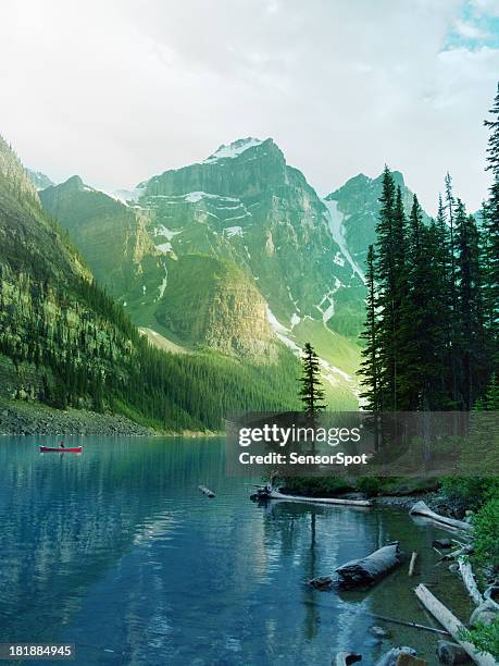 カナダ湖 - canada mountains ストックフォトと画像