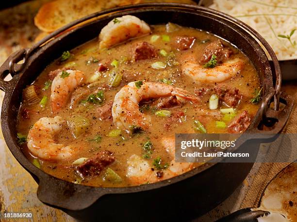 shrimp and sausage gumbo - kräftdjur bildbanksfoton och bilder