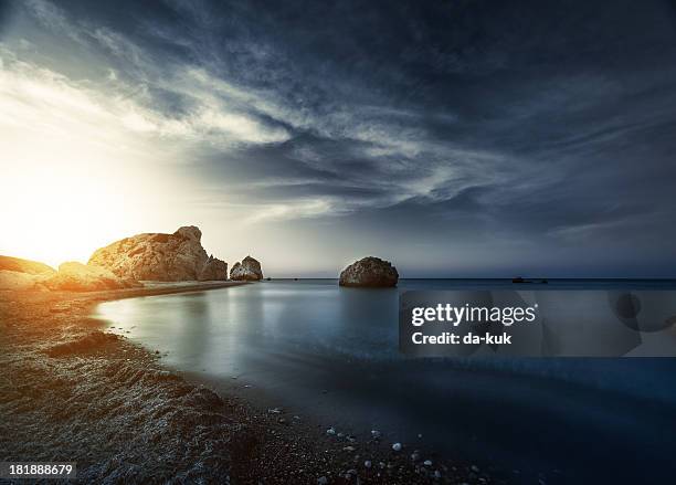 sonnenuntergang am meer - dark sky stock-fotos und bilder