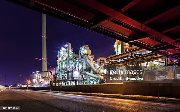 industrie en crepúsculo - edificio industrial fotografías e imágenes de stock