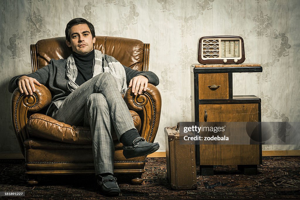 Elegante Vintage retrô homem sentado no quarto