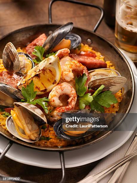 seafood paella - schelpdieren gerecht stockfoto's en -beelden