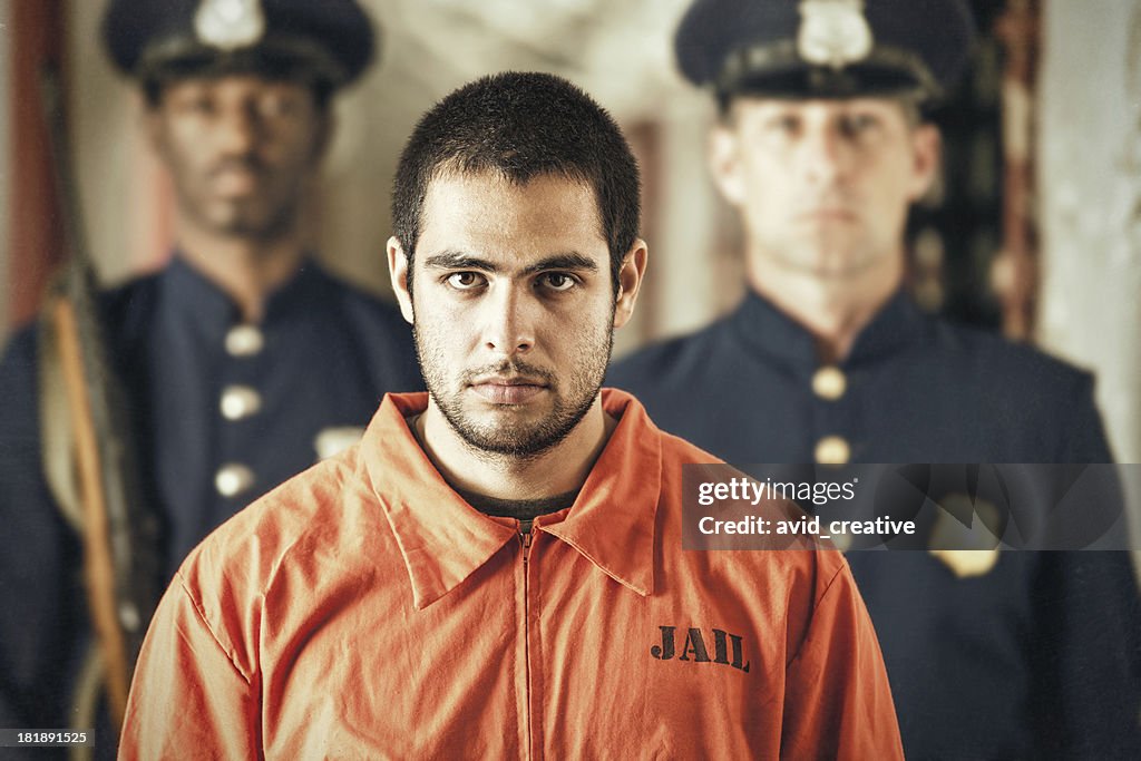 Retrato de jovem criminoso na prisão