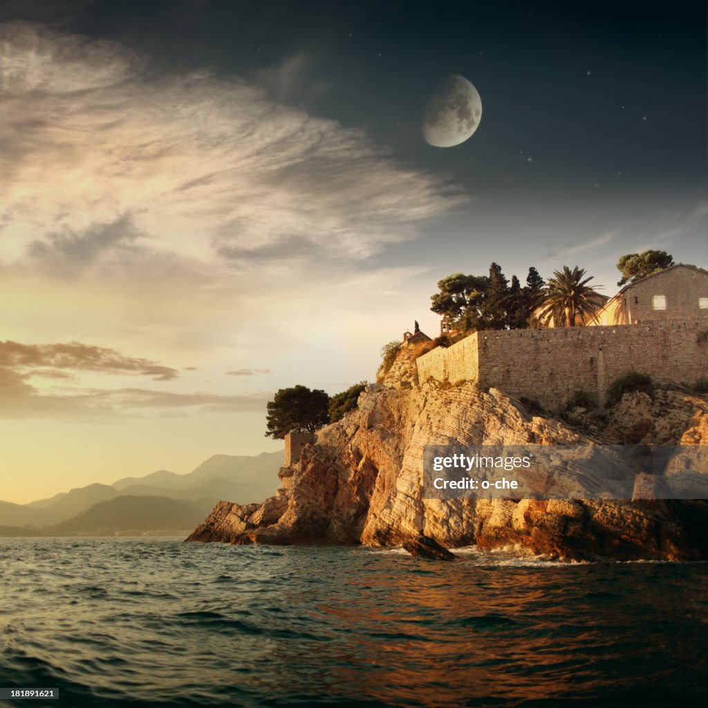 Por la noche, con la luna landsape al mar