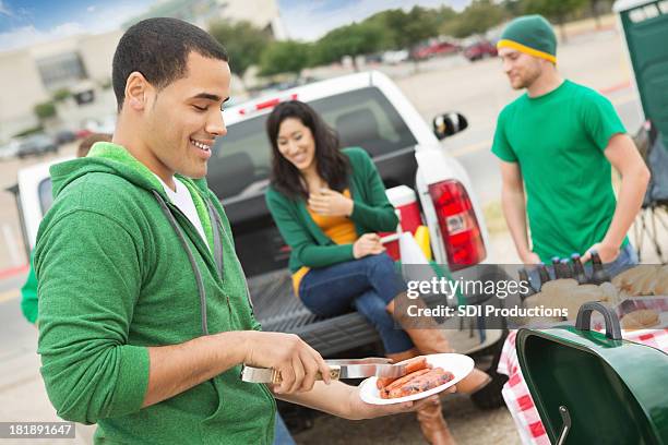 hombre joven cocinar durante cerca del estadio de fútbol de conducir sin la distancia reglamentaria - campus party fotografías e imágenes de stock