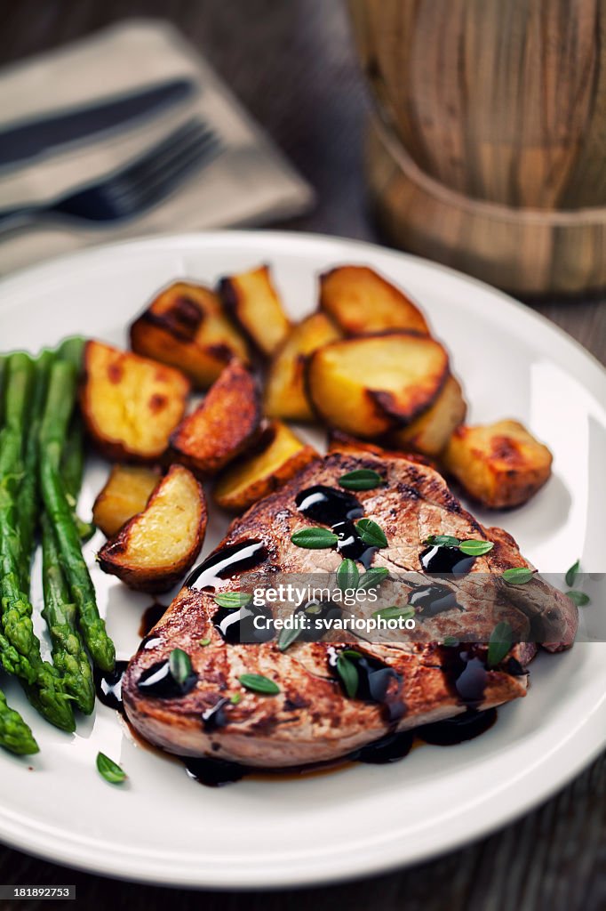 Fillet of beef with potatoes and asparagus