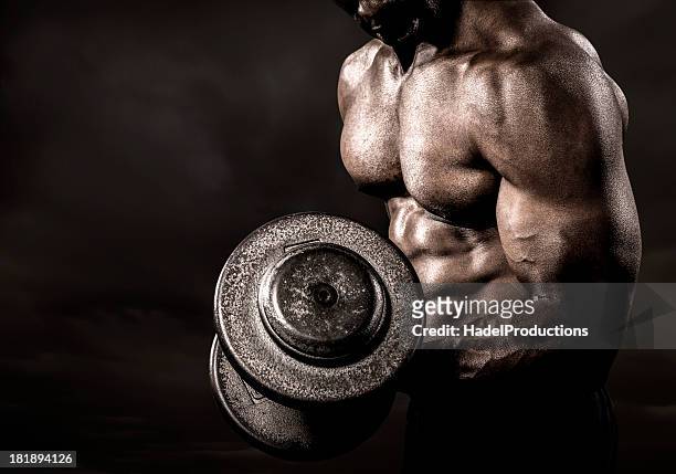 bodybuilder esecuzione di sollevare curl - struttura muscolare del torso foto e immagini stock