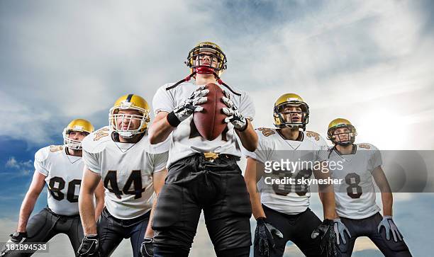 american football team. - quarterback stockfoto's en -beelden