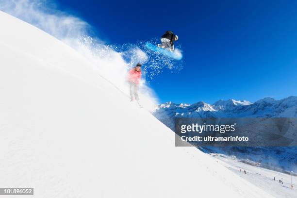 equipa livre em um salto - freestyle snowboarding imagens e fotografias de stock