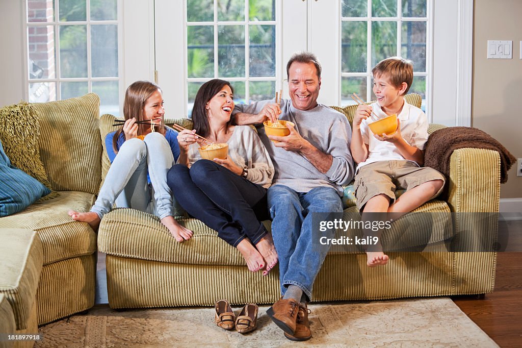 Famille sur un canapé, salle à manger, qui parle
