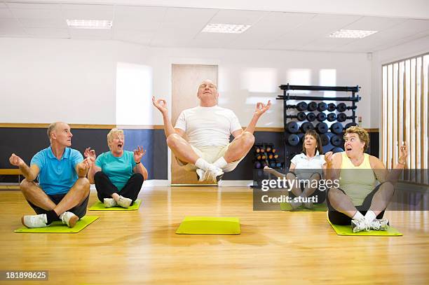gesunde ruhestand - senior yoga stock-fotos und bilder