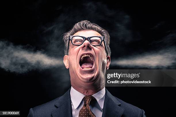 gritar ejecutivo con vapor hidromasaje soltando de sus orejas - furioso fotografías e imágenes de stock