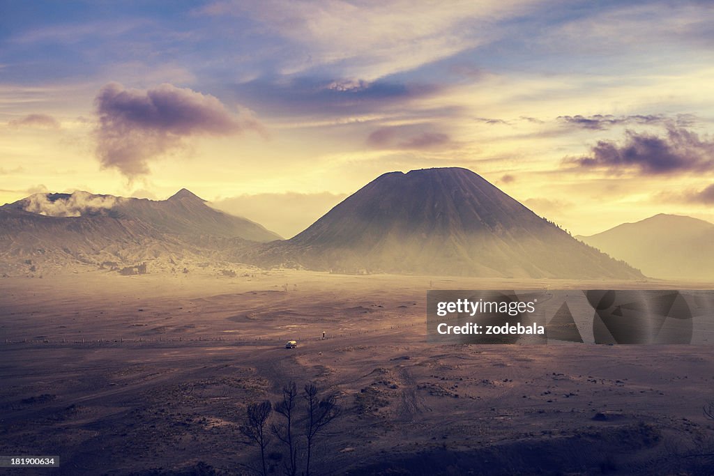 Nascer do sol nas Montanhas Tengger Semeru Parque nacional de Bromo, Indonésia