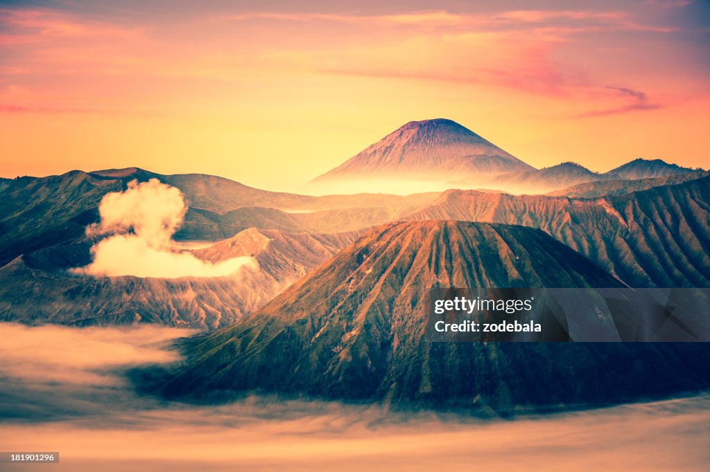 Paisagem de nascer do sol nas Montanhas Tengger Semeru Parque nacional de Bromo, Indonésia