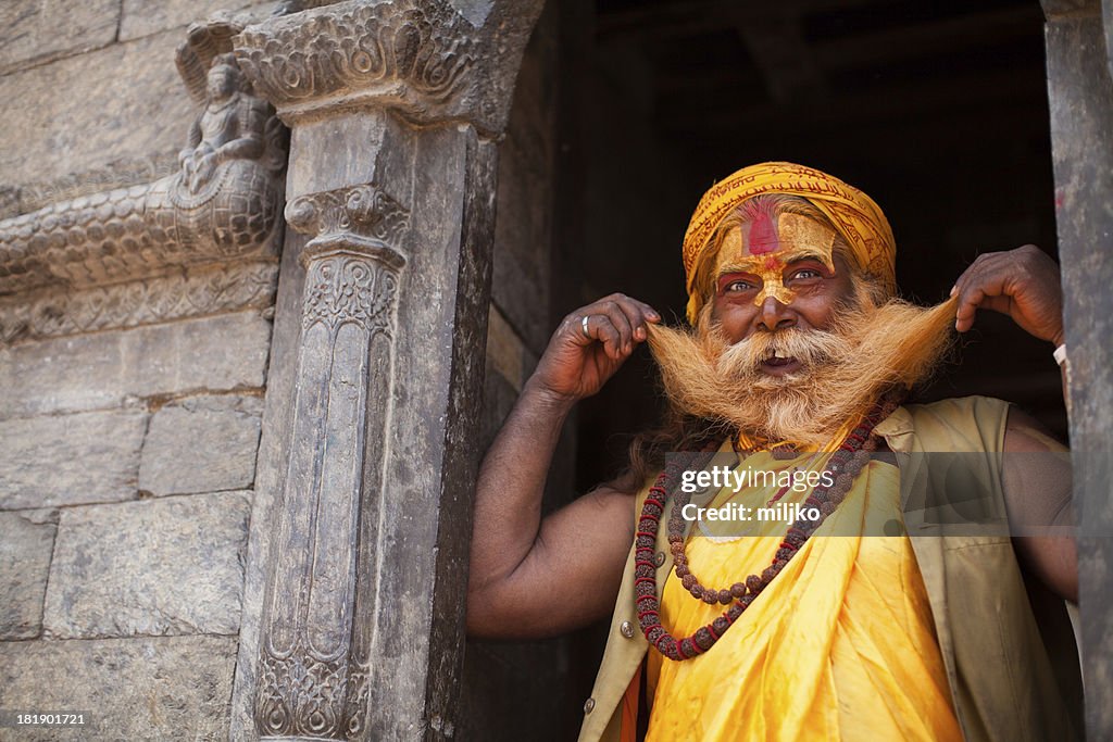 Retrato de la sonriente hombre Santo Sadhu