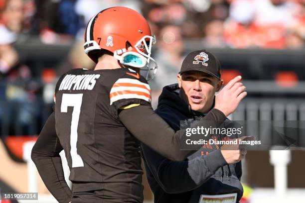Assistant head coach/special teams coordinator Bubba Ventrone of the Cleveland Browns talks with Dustin Hopkins prior to a game against the...