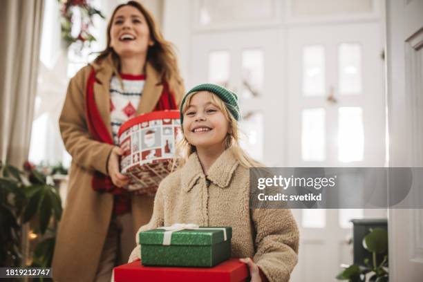 it's time for christmas presents - mother daughter door stock pictures, royalty-free photos & images