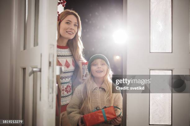 it's time for christmas presents - mother daughter door stock pictures, royalty-free photos & images