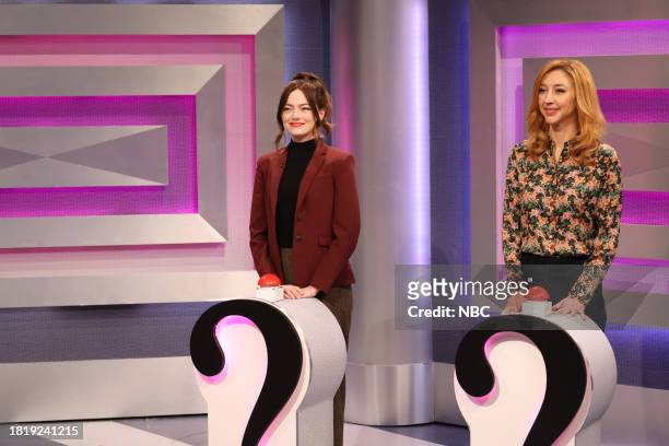 Emma Stone, Noah Kahan" Episode 1850 -- Pictured: Host Emma Stone as Jen Cochran and Heidi Gardner as Michelle Johnson during the "Question Quest"...