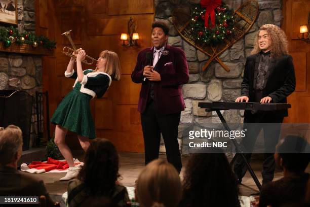Emma Stone, Noah Kahan" Episode 1850 -- Pictured: Host Emma Stone as Sheila Foods, Kenan Thompson as Treese, and Bowen Yang as Charlie Darken during...