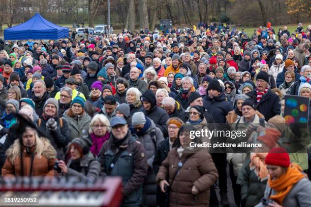 December 2023, North Rhine-Westphalia, Cologne: Hundreds of people take part in the peace rally "Give Peace a Chance!" organized by the artists'...