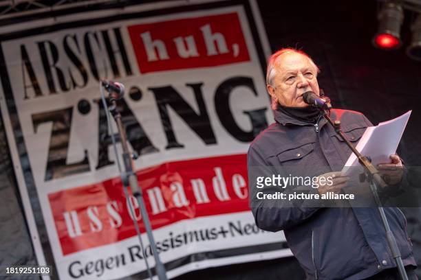 December 2023, North Rhine-Westphalia, Cologne: Cabaret artist Wilfried Schmickler speaks during the "Give Peace a Chance!" event. Hundreds of people...