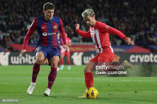 Barcelona's Danish defender Andreas Christensen challenges Atletico Madrid's French forward Antoine Griezmann during the Spanish league football...