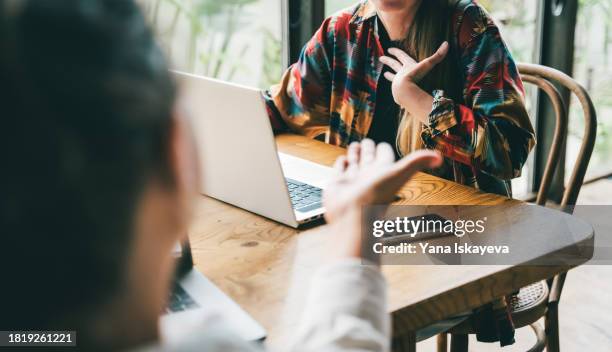 unrecognizable people in the middle of a dynamic brainstorm an argument - mal imagens e fotografias de stock