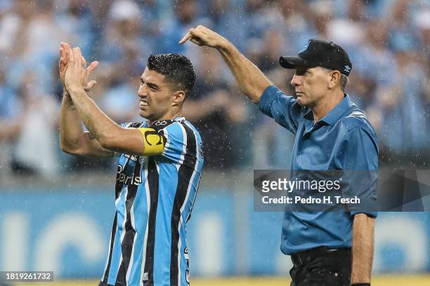 Head coach Renato Portaluppi of Gremio points to Luis Suarez in the striker's last match at the Gremio stadium after a 1-0 win against Vasco Da Gama...