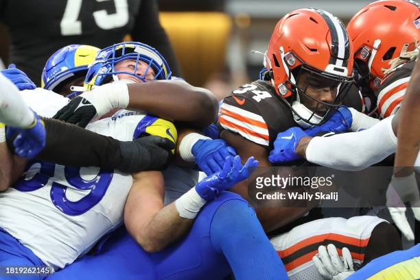 Inglewood, California December 3, 2023-Rams linebacker Troy Reeder helps to stop Browns running back Jerome Ford in the third quarter at SoFi Stadium