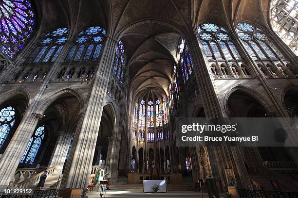interior view of cathedral basilica of st. denis - basilique photos et images de collection