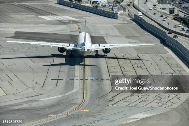 airplane leaving overnight parking area - san francisco international airport stock pictures, royalty-free photos & images