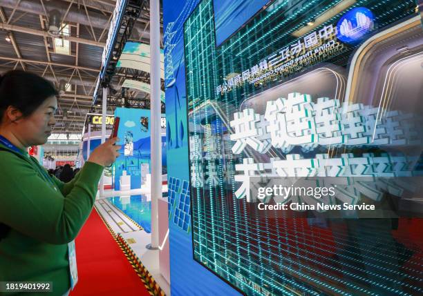 Computer Screen Manufacturing Photos and Premium High Res Pictures ...
