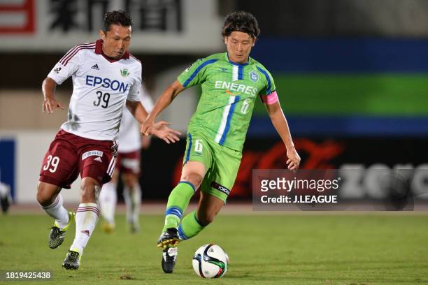 Ryota Nagaki of Shonan Bellmare controls the ball against Yoshiro Abe of Matsumoto Yamaga during the J.League J1 second stage match between Shonan...