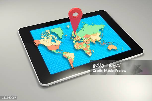 ilustraciones, imágenes clip art, dibujos animados e iconos de stock de gps marker on worldmap displayed on a tablet - interactividad