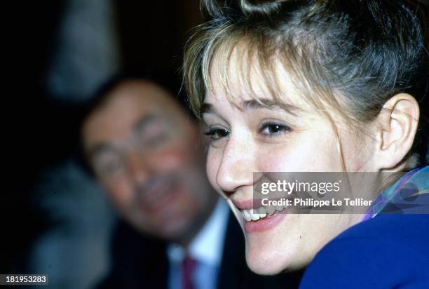 Daniela Lumbroso, TF1 presenter during a dinner in 1990, Paris, France Daniela Lumbroso, présentatrice à TF1 au cours d'un diner Paris, France,