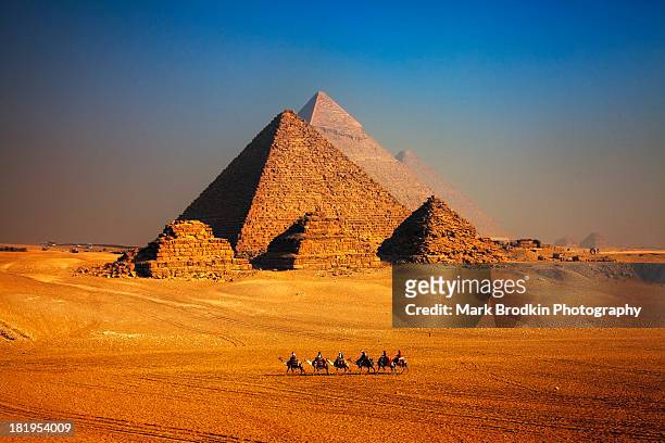pyramid caravan - ピラミッド ストックフォトと画像