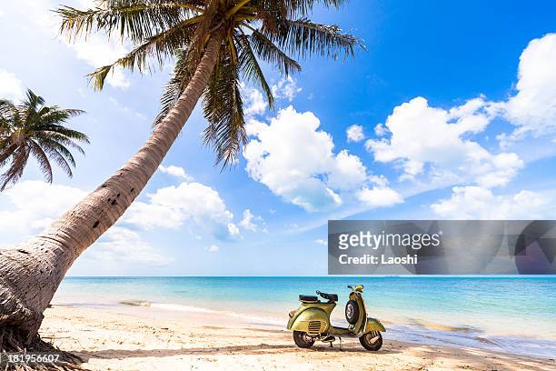 bicicletta sulla spiaggia - mare moto foto e immagini stock