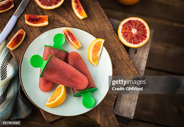 blood orange popsicles - bloedsinaasappel stockfoto's en -beelden