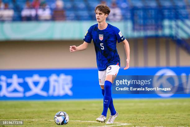 Stuart Hawkins of United States controls the ball during FIFA U-17 World Cup Round of 16 match between Germany and USA at Si Jalak Harupat Stadium on...