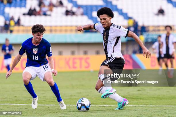 Paris Brunner of Germany plays against Aiden Harangi of United States during FIFA U-17 World Cup Round of 16 match between Germany and USA at Si...
