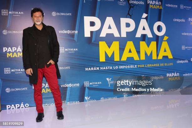 Ernesto Álvarez poses for photos during 'Papá o Mamá' Film Red Carpet at Cinepolis Plaza Carso on November 28, 2023 in Mexico City, Mexico.