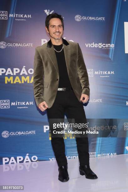 Mauricio Ochmann poses for photos during 'Papá o Mamá' Film Red Carpet at Cinepolis Plaza Carso on November 28, 2023 in Mexico City, Mexico.