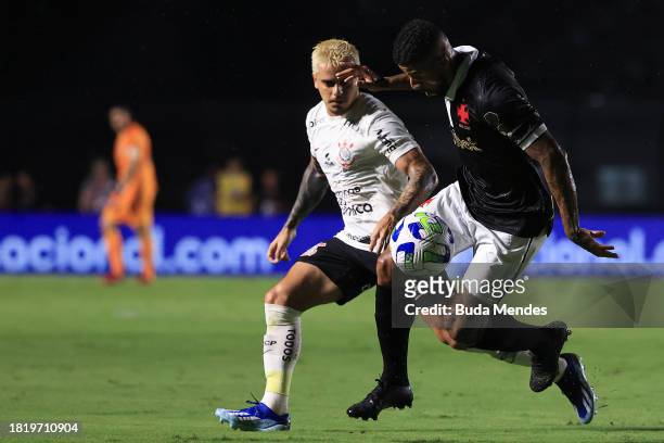 Fagner of Corinthians fights for the ball with Paulinho of Vasco during the match between Vasco Da Gama and Corinthians as part of Brasileirao 2023...