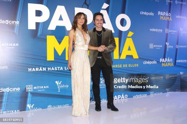 Silvia Navarro and Mauricio Ochmann pose for photos during 'Papá o Mamá' Film Red Carpet at Cinepolis Plaza Carso on November 28, 2023 in Mexico...