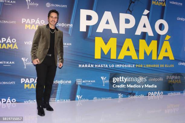 Mauricio Ochmann poses for photos during 'Papá o Mamá' Film Red Carpet at Cinepolis Plaza Carso on November 28, 2023 in Mexico City, Mexico.